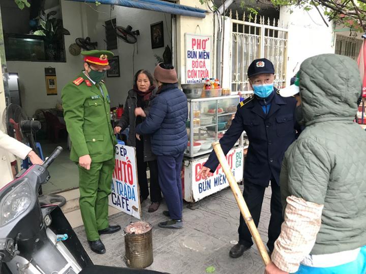Quận Ba Đình: Ra quân xử lý bếp than tổ ong theo Chỉ thị 15/CT-UBND của UBND thành phố Hà Nội