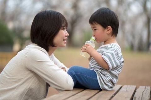 Cách dạy con về niềm vui của sự sẻ chia và quan tâm tới người khác