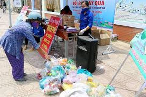 Người dân quận Ba Đình cuối tuần đi đổi rác lấy quà tặng