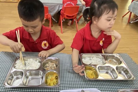 Hướng dẫn trẻ văn hóa khi ăn uống.