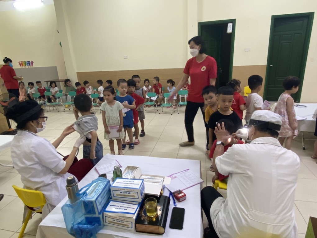 Trường mầm non Tuổi Hoa tổ chức khám sức khỏe lần 1 cho học sinh năm học 2022-2023