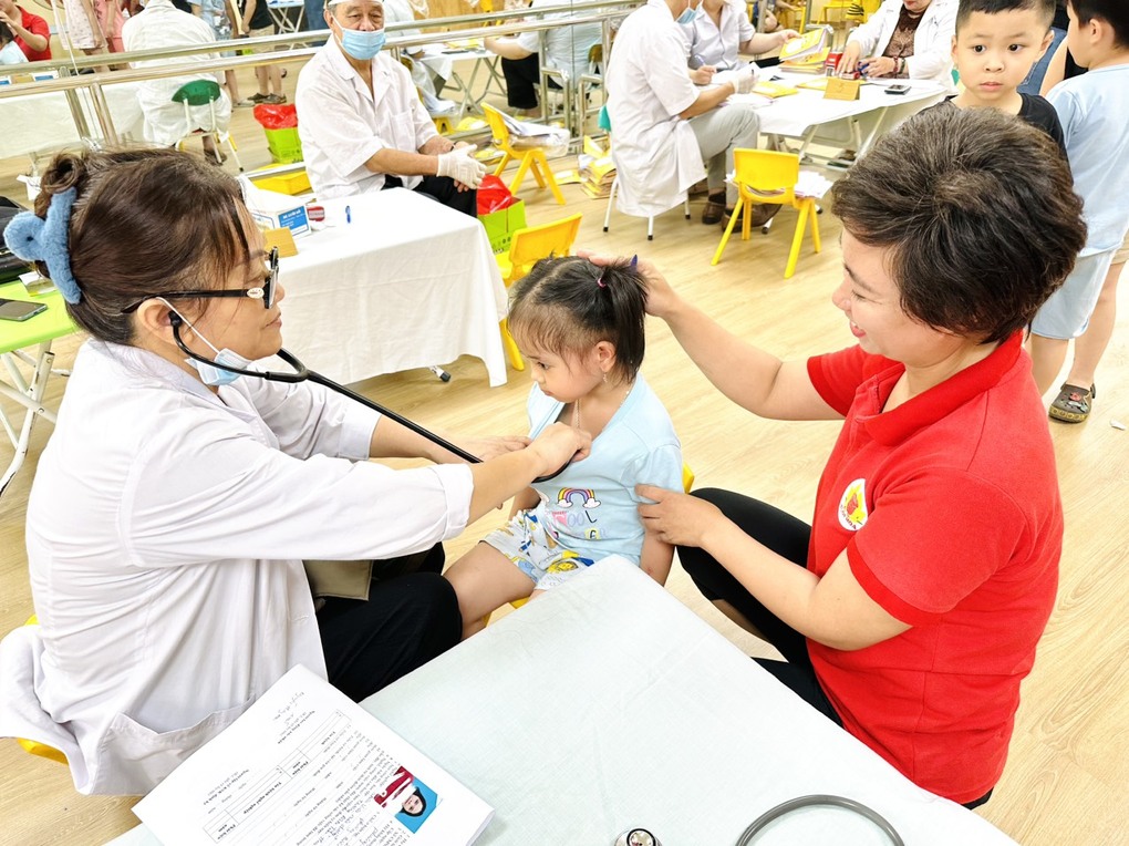 Trường Mầm non Tuổi Hoa tổ chức Khám sức khỏe cho trẻ đầu năm học 2023 - 2024