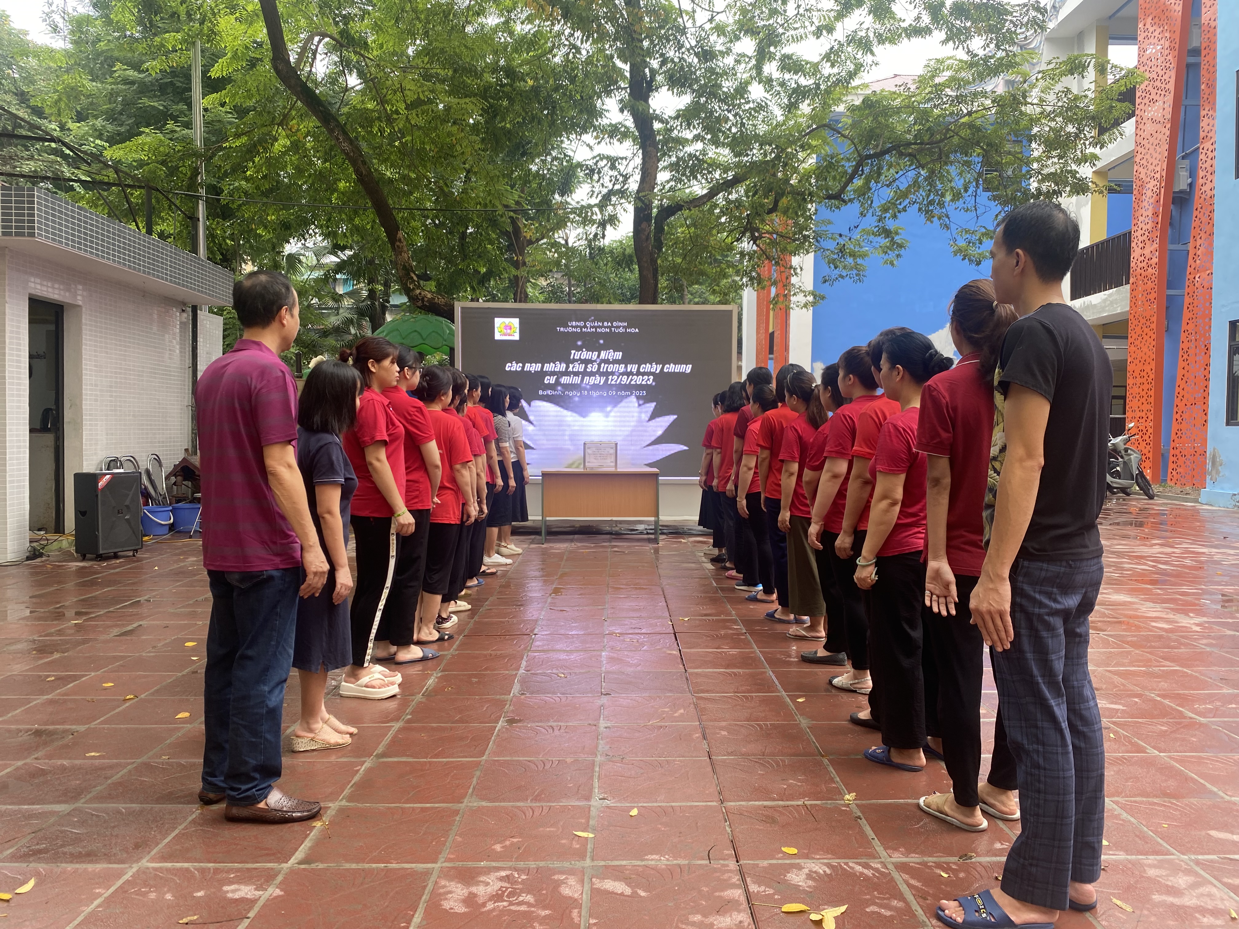 Tập thể trường mầm non Tuổi Hoa tổ chức tưởng niệm và chung tay chia sẻ cùng các nạn nhân vụ cháy chung cư Mini tại phường Khương Đình - Quận Thanh Xuân – Hà Nội.