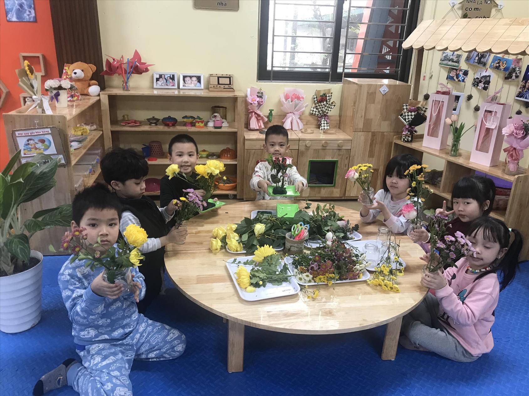Hoạt động khám phá và trải nghiệm " Cắm hoa" của các bé lớp B1